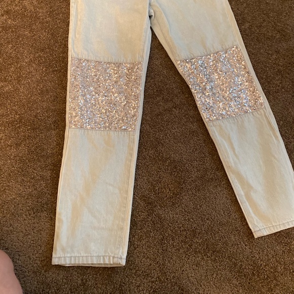 Concert Jeans 👖, ready to spice up any fit! High waist and super cute 🥰 - Picture 4 of 9